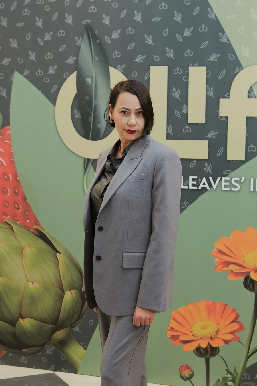 Елена Киселева на праздновании десятилетия EvergreenLife, у фирменного баннера OLife®